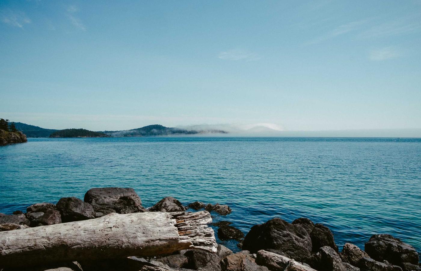 Mano interactuando con elementos AR